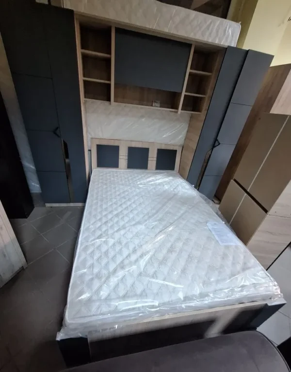 camera tineret cu corpuri suspendate si pat, gri antracit
